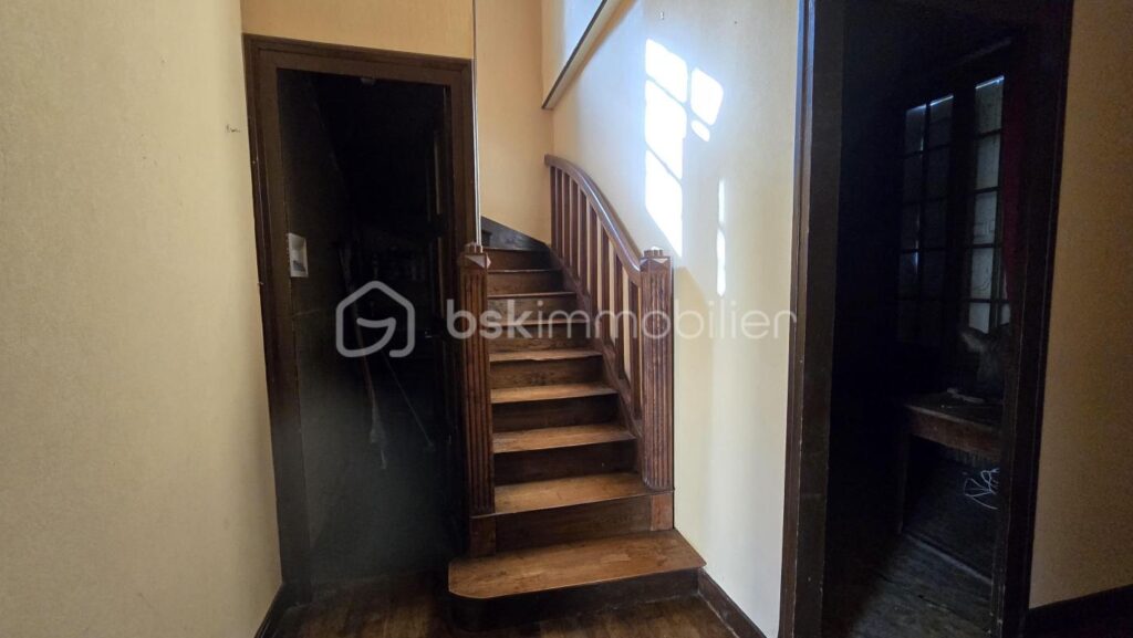 Ensemble immobilier, maison de 178 m², maisonnette, granges, petits toits, terres et étang – 5 pièces – 4 chambres – 178 m²