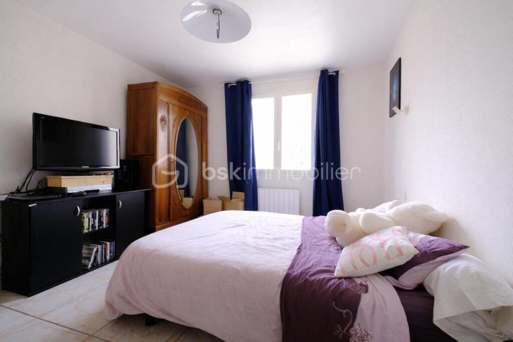 Maison avec piscine sur 2000 m² de terrain – Quincieux – 8 pièces – 7 chambres – 193 m²