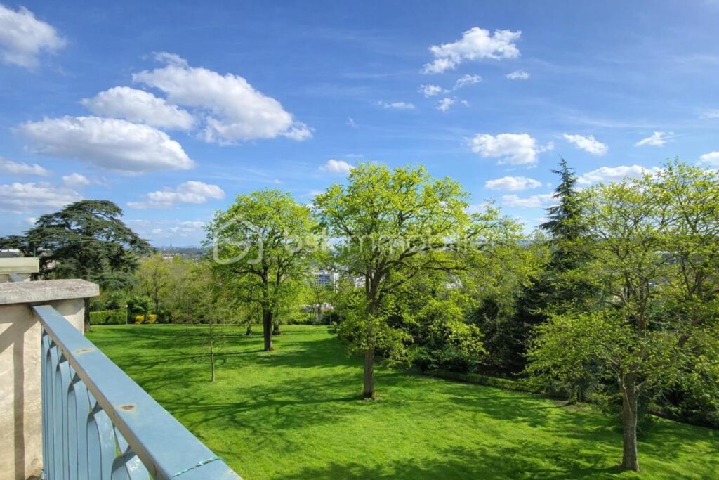 VILLE-D’AVRAY– Dernier étage – Double séjour modulable en 3ᵉ chambre” – 4 pièces – 2 chambres – 82 m²