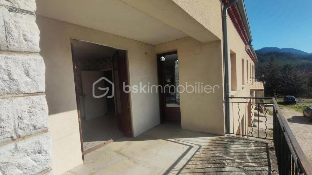 Grande maison avec garage, 2 logements et 530 m² de terrain constructible – 14 pièces – 9 chambres – 290 m²