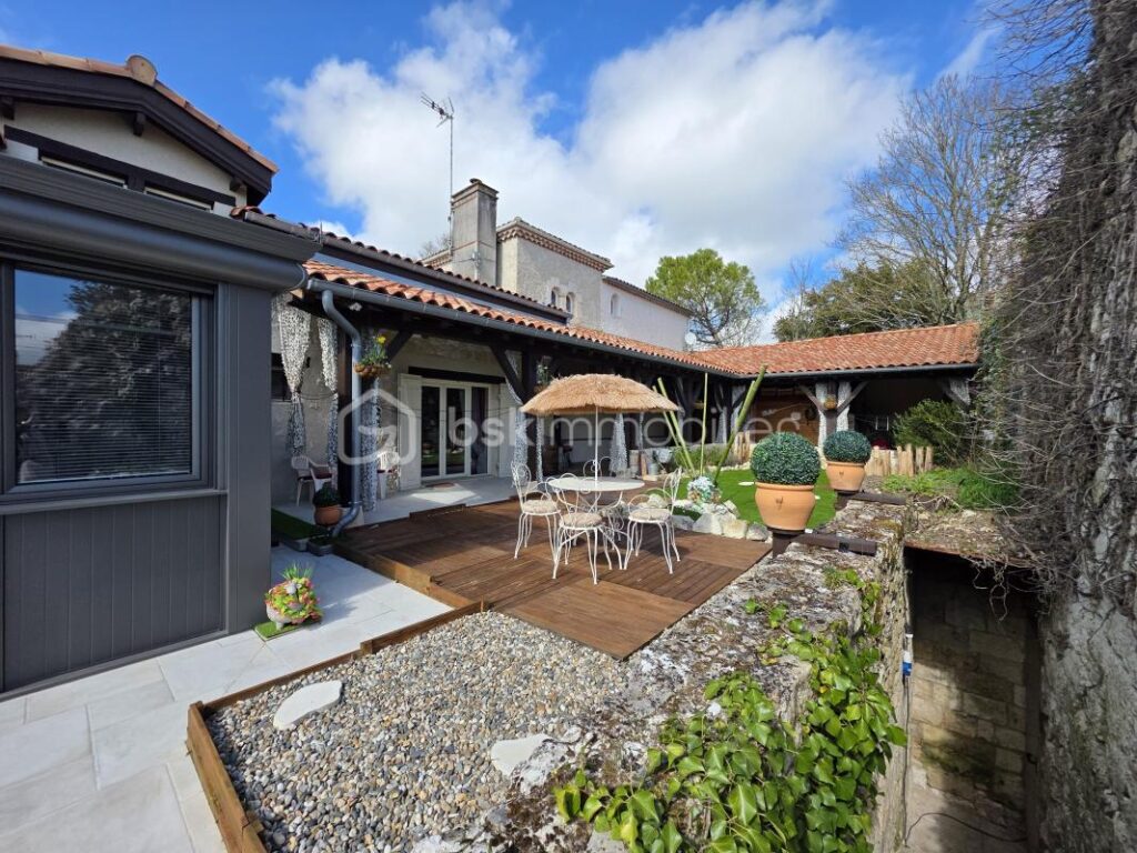 PROPRIETE DE VILLAGE EN PIERRE-3 CHAMBRES-MEZZANINE-JARDIN-CLOITRE – 5 pièces – 3 chambres – 181 m²