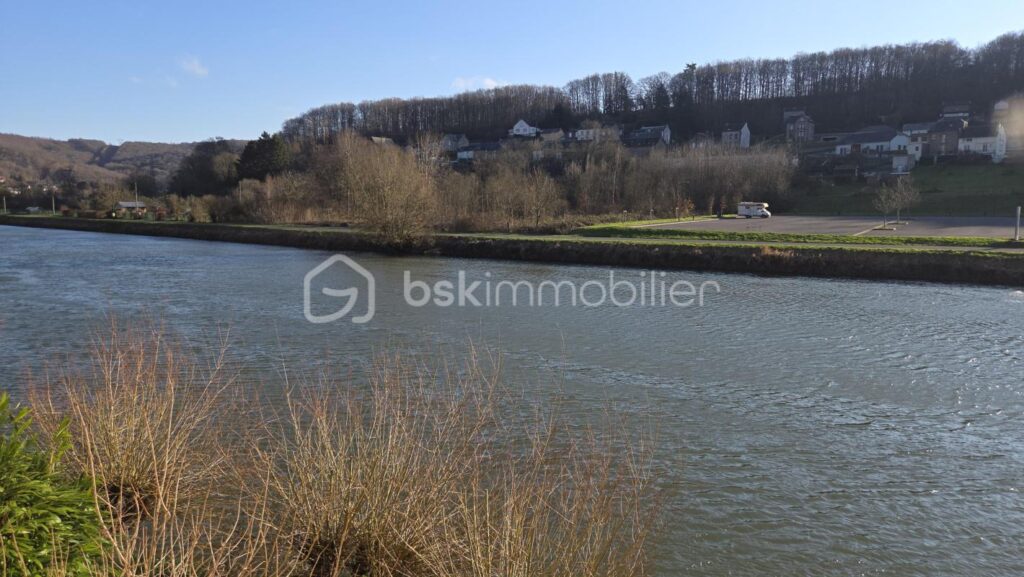 Maison en pierre 6 pièces – 89 m² – Vue Meuse – 3 chambres + grenier aménageable – 6 pièces – 3 chambres – 90 m²