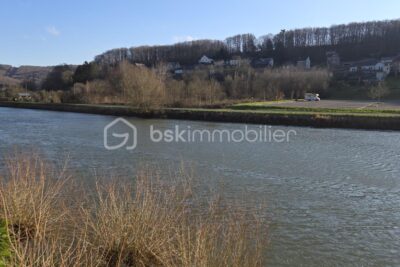 Maison en pierre 6 pièces – 89 m² – Vue Meuse – 3 chambres + grenier aménageable – 6 pièces – 3 chambres – 90 m²