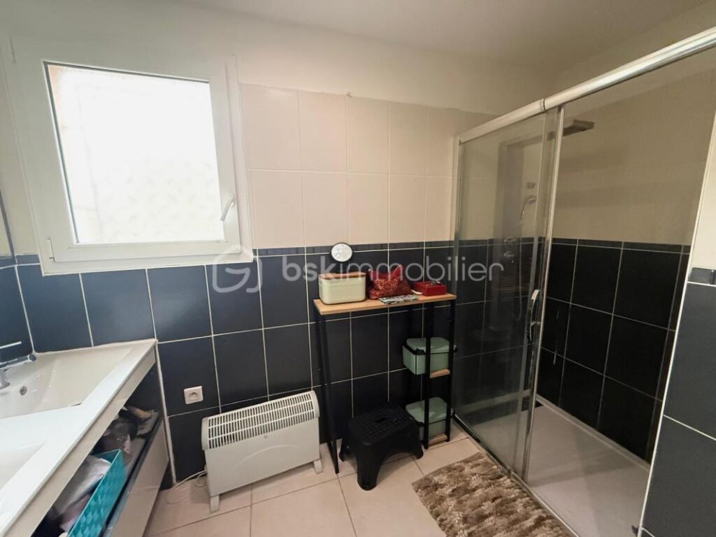 À VENDRE – VILLA 106 M² AVEC GARAGE + 2 APPARTEMENTS – À MEZEL – PRIX 338 000 € – 3 pièces – 2 chambres – 106 m²