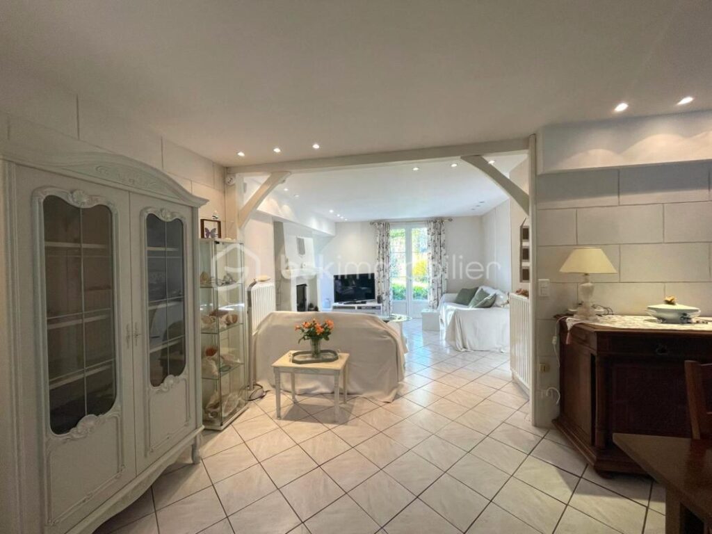 Maison de 164 m² avec piscine – CHEILLE – 7 pièces – 5 chambres – 164 m²