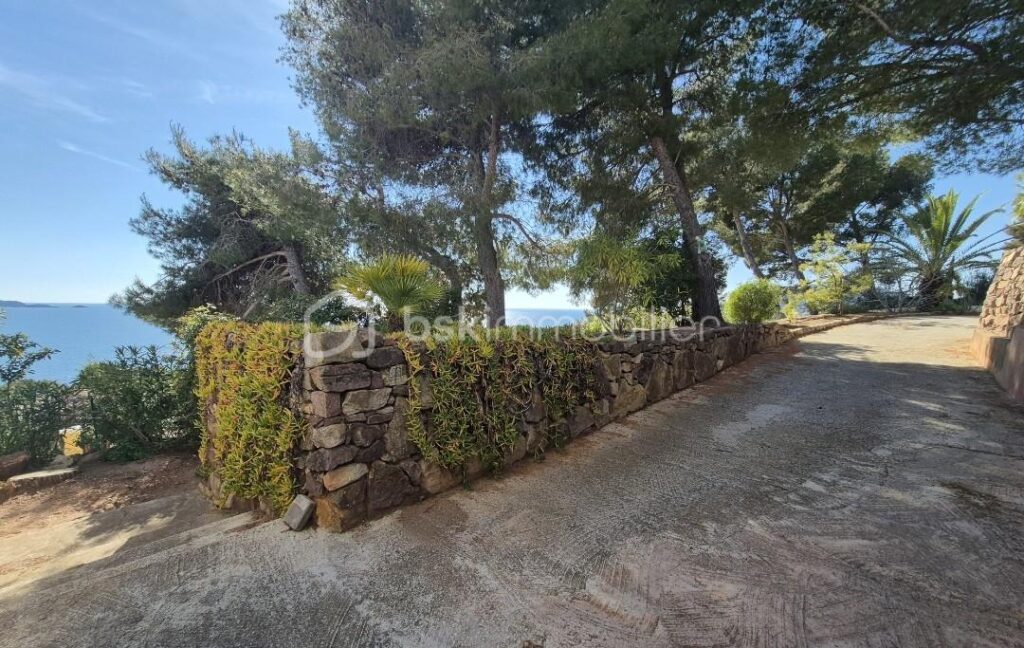 CARQUEIRANNE: VILLA D’ARCHITECTE DE 190 M2 AVEC VUE MER IMPRENABLE ET PISCINE A DEBORDEMENT – 8 pièces – 5 chambres – 189 m²