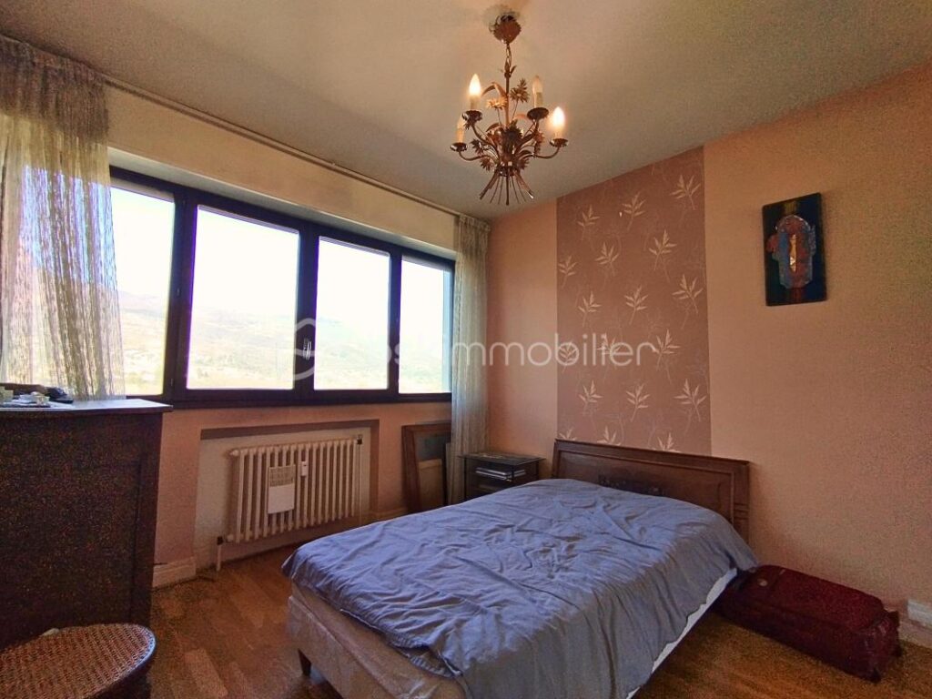 DERNIER ETAGE ASCENSEUR – ECHIROLLES DOMAINE JEAN JAURES APPARTEMENT, STATIONNEMENT ET CAVE POSSIBILITE DE GARAGE – 5 pièces – 3 chambres – 103 m²