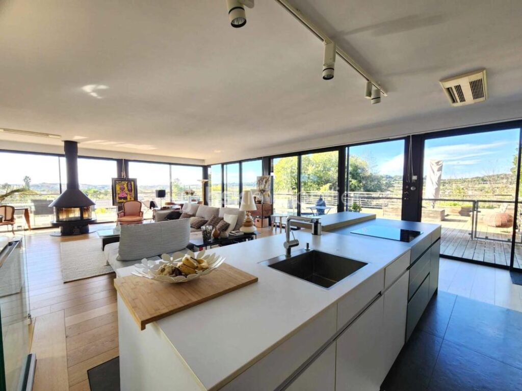 À Pézenas, superbe villa d’architecte – 3 pièces – 3 chambres – 180 m²