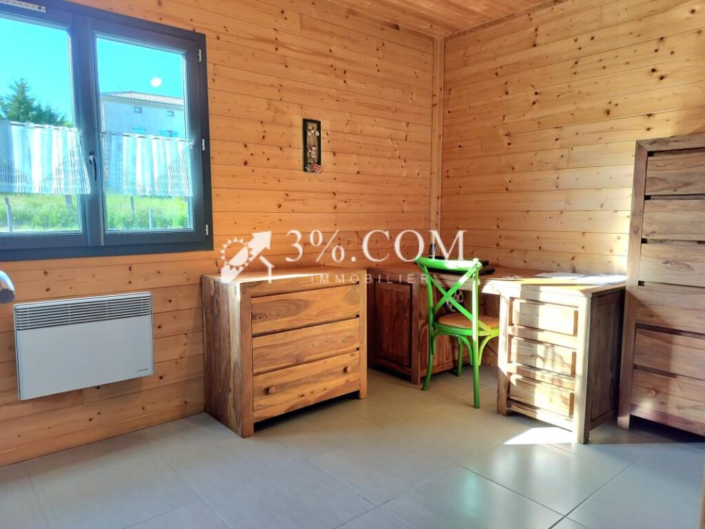 Chalet avec vue dégagée de 69m2 et 2 chambres sur 1330m2 clo – 3 pièces – 2 chambres – 69 m²