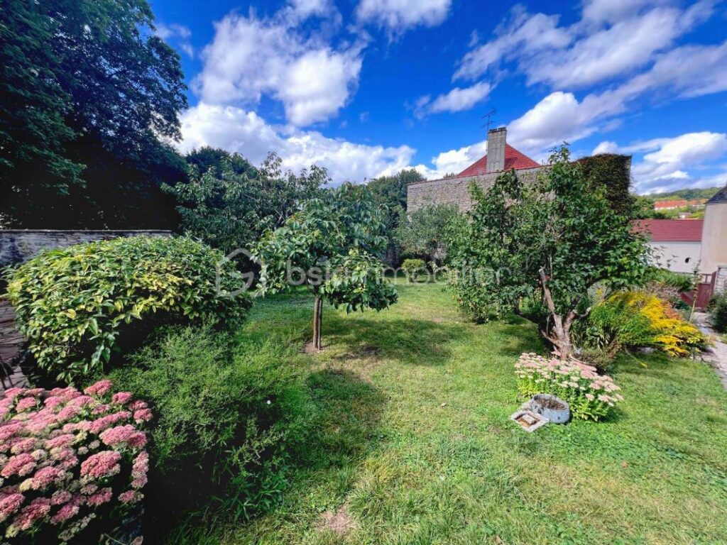 Maison de caractère de 130m2 sur jardin paysagé de 650m2 au Coeur du VEXIN – 7 pièces – 3 chambres – 130 m²