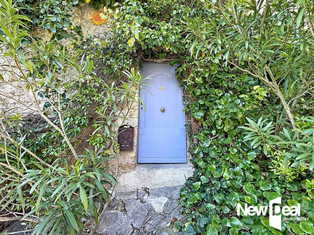 SEILLANS — Maison PLEIN COEUR village avec vue dominante – 2 pièces – 1 chambre – 36 m²