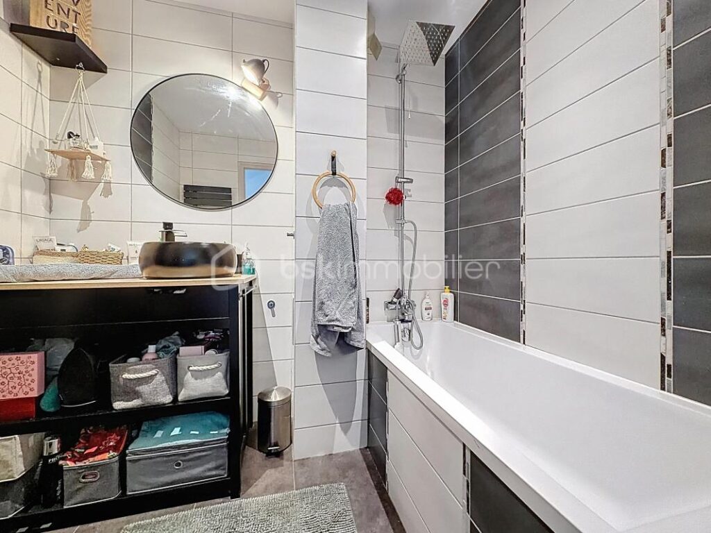 Appartement T3 de 75m2 environ avec terrasse – DERNIER ÉTAGE – 3 pièces – 2 chambres – 75 m²