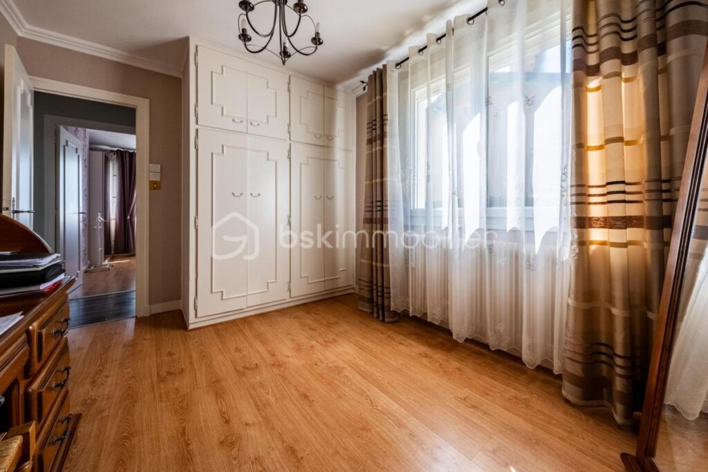 Charmante maison avec piscine à vendre – Idéalement située ! – 5 pièces – 4 chambres – 120 m²