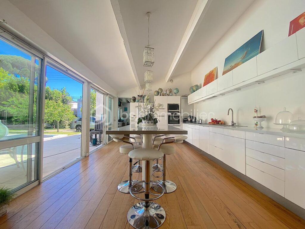 Maison avec 4/5 chambres + un studio indépendant + une piscine !!! De l’espace, du calme et du charme !!! – 8 pièces – 5 chambres – 215 m²