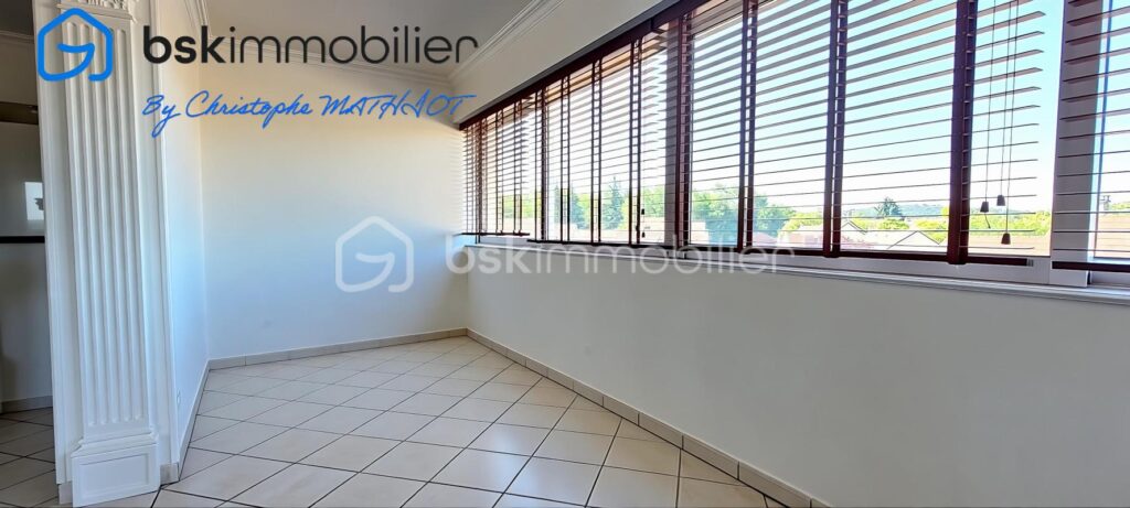 Bel appartement de 78m² avec terrasse de 66m² – Vue dégagée sur la val de Seine – 4 pièces – 2 chambres – 77 m²