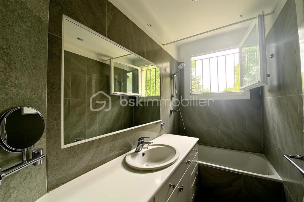 Le Port-Marly- Rue de Paris- Au calme- Prêt à habiter- – 4 pièces – 3 chambres – 62 m²