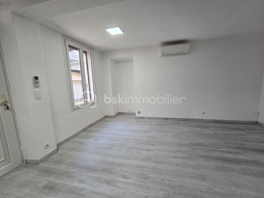 À VENDRE : Charmante maison de village à Cadenet – 4 pièces – 3 chambres – 75 m²