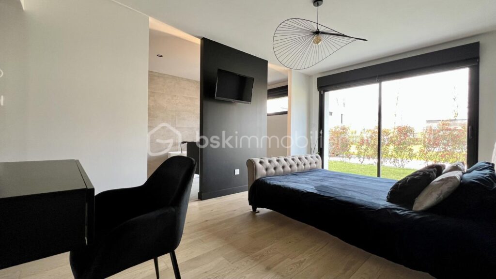 Maison cubique individuelle avec piscine – 7 pièces – 4 chambres – 245 m²