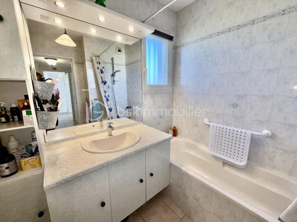 DPT VAR (83) – VUE MER PANORAMIQUE A COUPER LE SOUFLE POUR CE BEL APPARTEMENT – 4 pièces – 2 chambres – 80 m²