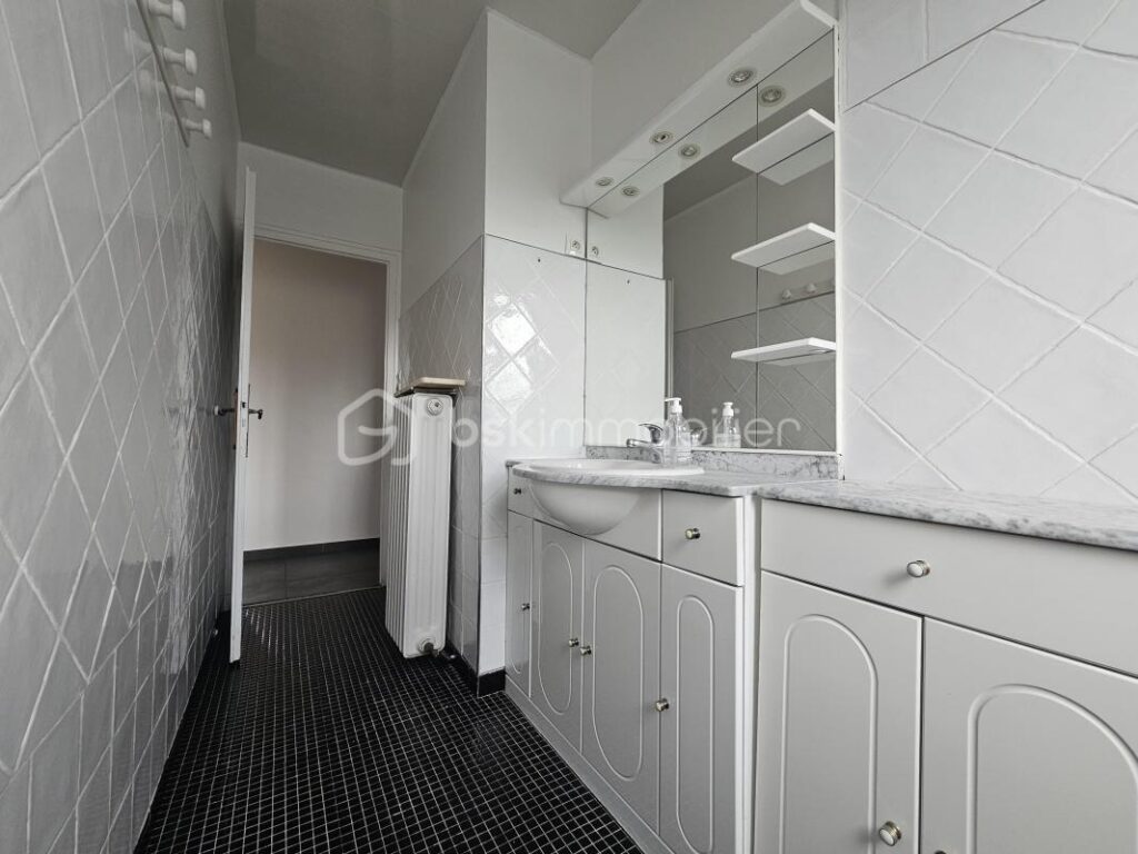 T3 lumineux en étage élevé avec balcon, vue dégagée et place de parking privative – 4 pièces – 3 chambres – 72 m²