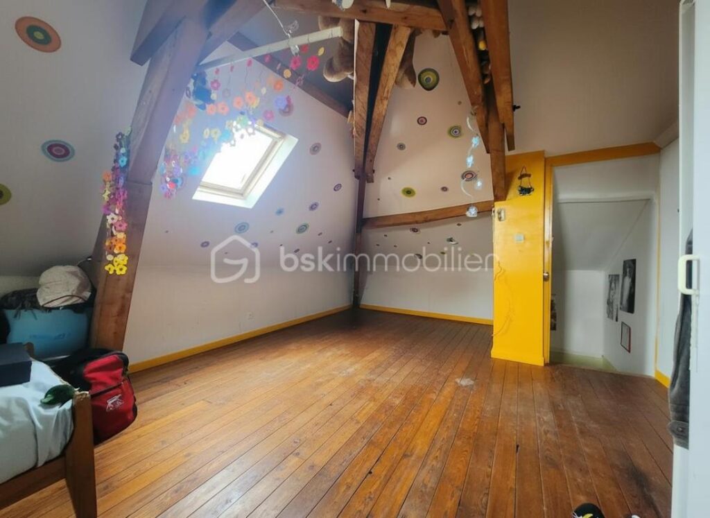 🏡 Maison de caractère – 191 m² – Centre de Mirebeau – 4 chambres, grange et cave – 7 pièces – 4 chambres – 191 m²