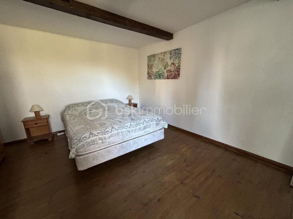 JOLIE MAISON EN PIERRES – TERRAIN – DEPENDANCES – 7 pièces – 5 chambres – 216 m²