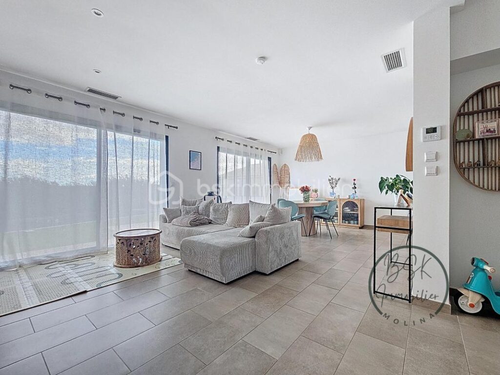 VILLA MODERNE AVEC GARAGE, PISCINE ET VUE CAMPAGNE À COLOMBIERS – 4 pièces – 2 chambres – 103 m²