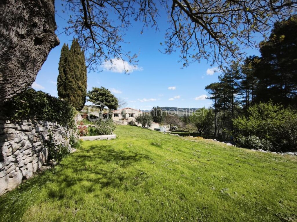 Maison 80m² + studio indépendant 27m² – parcelle 7800 m² – Vue exceptionnelle – 4 pièces – 3 chambres – 107 m²