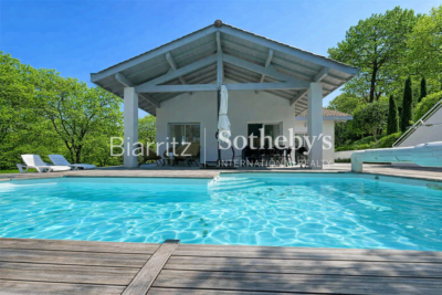 Maison contemporaine avec piscine, au calme absolu à Arcangues – 6 pièces – 4 chambres – 154 m²
