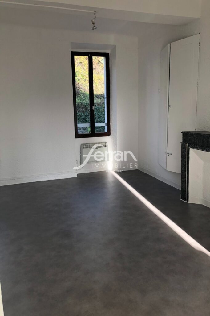 A LOUER TYPE 2 à CALLAS – 2 pièces – 1 chambre – 40.00 m²