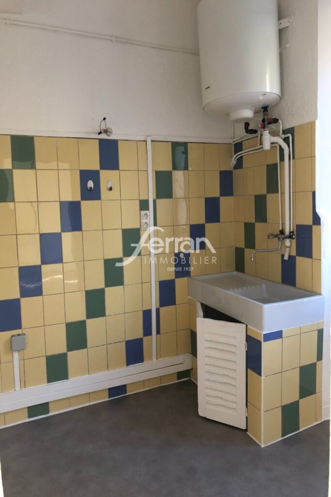 A LOUER TYPE 2 à CALLAS – 2 pièces – 1 chambre – 40.00 m²