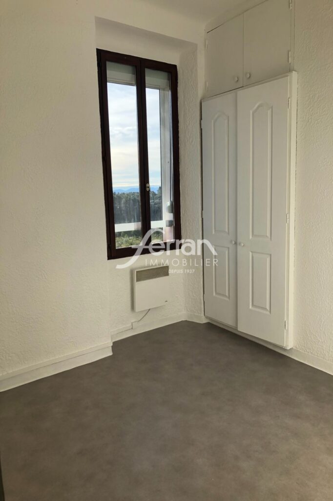 A LOUER TYPE 2 à CALLAS – 2 pièces – 1 chambre – 40.00 m²