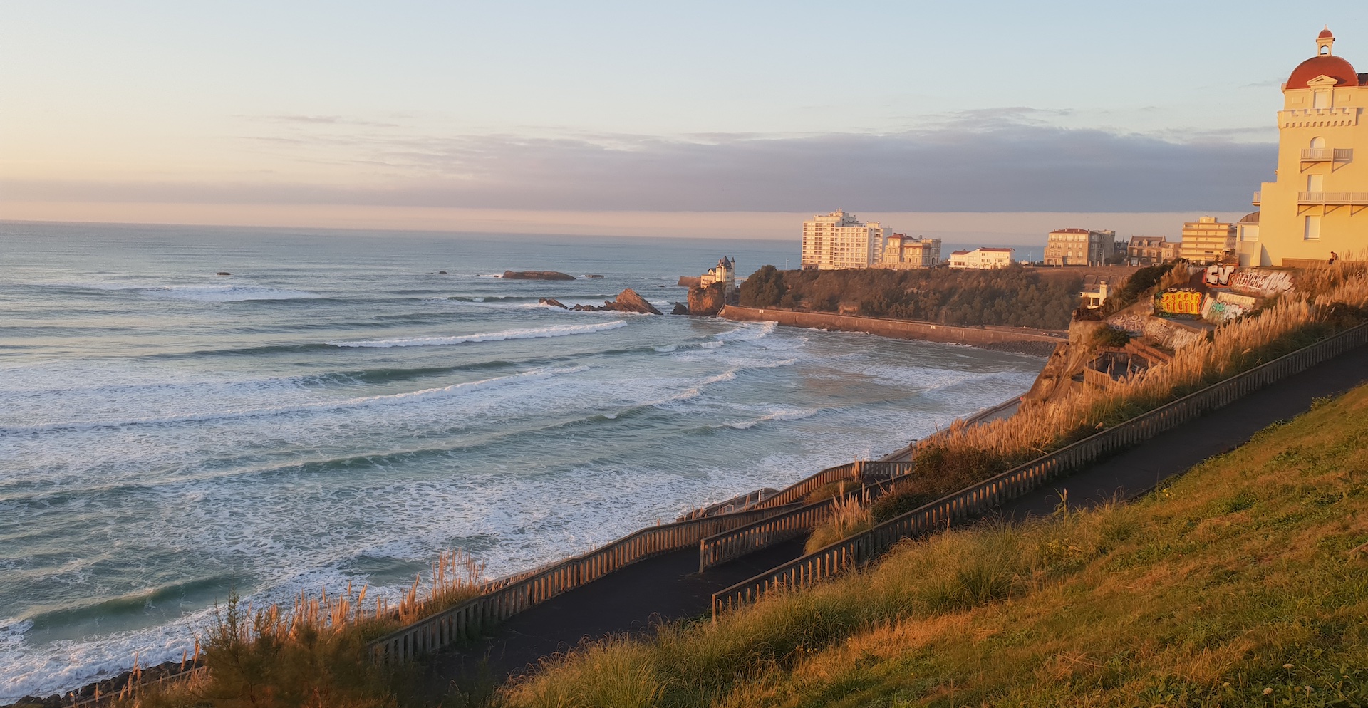 vue mer cote des basques vagues haut des marches