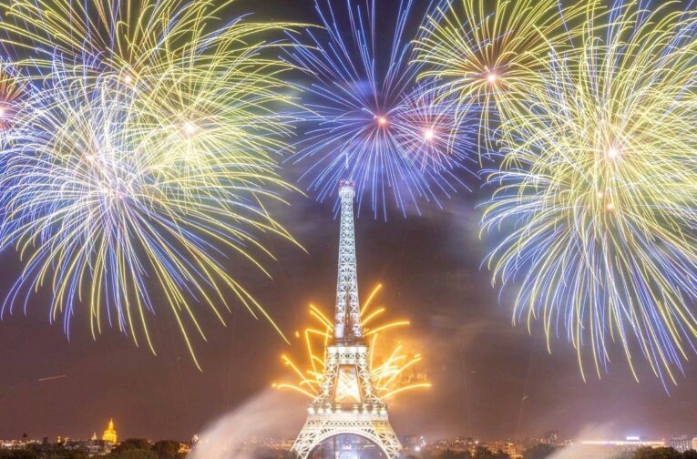 tour eiffel feu artifice nuit
