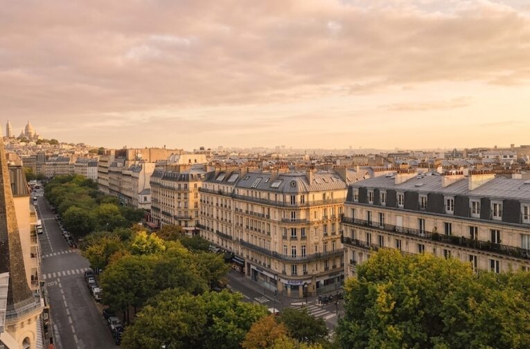 vue ville toits de paris coucher de soleil