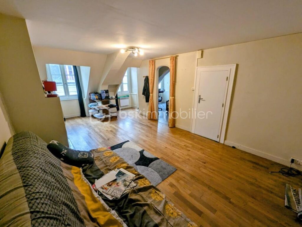 Appartement à vendre – Cœur de ville de FOUGERES avec vue sur le beffroi – 4 pièces – 2 chambres – 63 m²