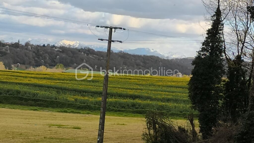 Beau terrain à bâtir avec vue sur les Pyrénées – NR pièces – NR chambres – 3700 m²