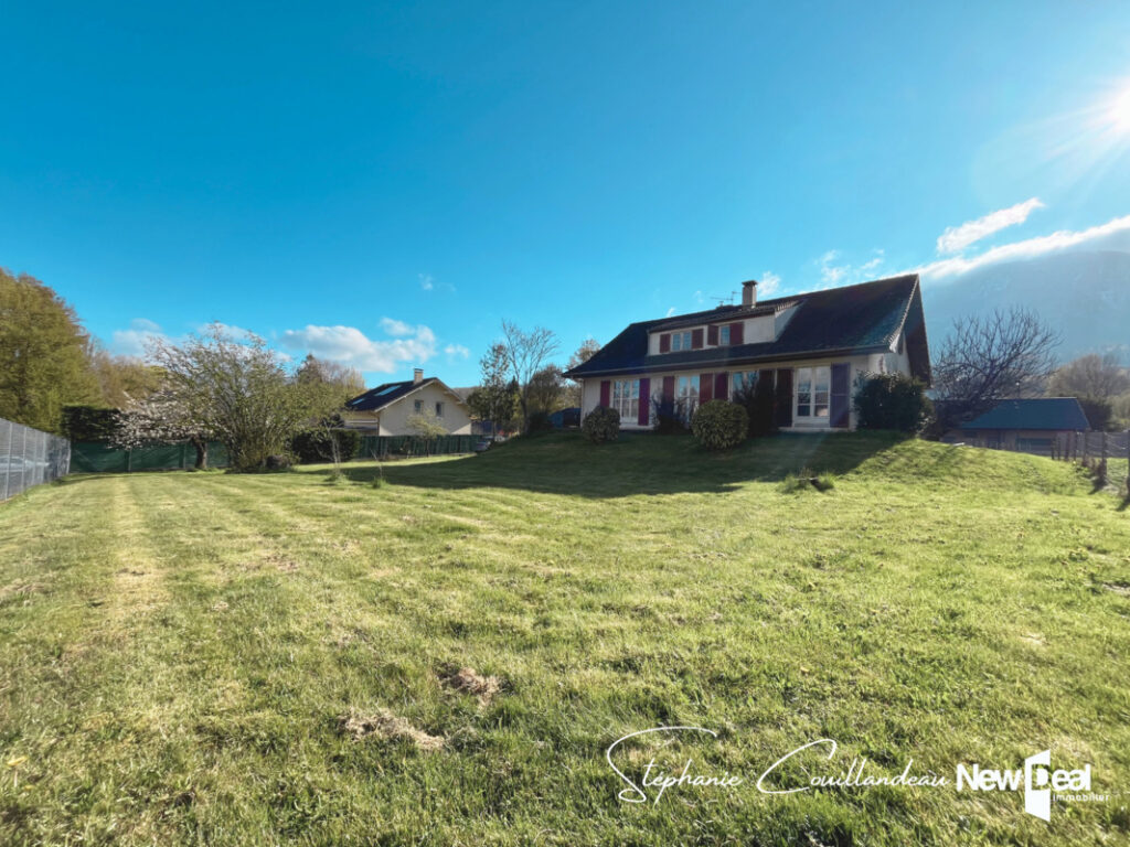 Grande maison à rénover sur grand terrain plat sur les hauteurs d’Aix les Bains – 7 pièces – 5 chambres – 177 m²