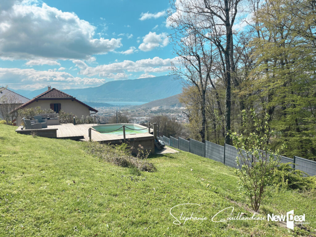 Jolie maison en parfait état avec grand terrain, piscine et belle vue lac à Grésy sur Aix – 5 pièces – 4 chambres – 119 m²