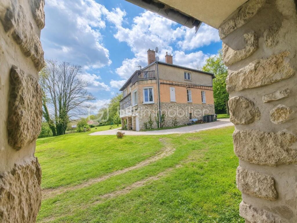 PROPRIETE DE CARACTETRE AVEC DEPENDANCE SUR ENVIRON 3750 M² DE TERRAIN DANS UN ENVIRONNEMENT CALME – 10 pièces – 7 chambres – 222 m²