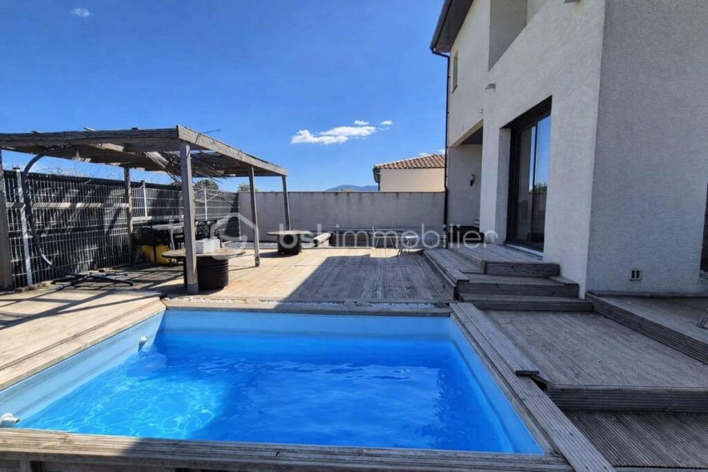 A VENDRE VILLA TROIS FACES DE 96M² SUR TERRAIN DE 394M A SAINT CYPRIEN – COTE VILLAGE – EN IMPASSE – TROIS CHAMBRES – DEUX PIECES D EAU – DEUX TOILETTES – BUANDERIE – PISCINE – TERRASSE – PROCHE DES ECOLES DES COMMERCES ET DES PLAGES – 5 pièces – 3 chambres – 96 m²