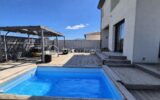 A VENDRE VILLA TROIS FACES DE 96M² SUR TERRAIN DE 394M A SAINT CYPRIEN – COTE VILLAGE – EN IMPASSE – TROIS CHAMBRES – DEUX PIECES D EAU – DEUX TOILETTES – BUANDERIE – PISCINE – TERRASSE – PROCHE DES ECOLES DES COMMERCES ET DES PLAGES – 5 pièces – 3 chambres – 96 m²