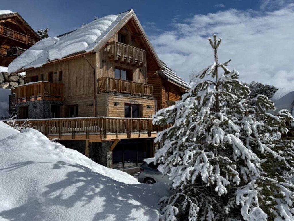 à vendre CHALET DE PRESTIGE — Auron, Station des Alpes-Maritimes 176 m² — 4 chambres — Vue imprenable sur le domaine skiable – 6 pièces – 4 chambres – 176 m²