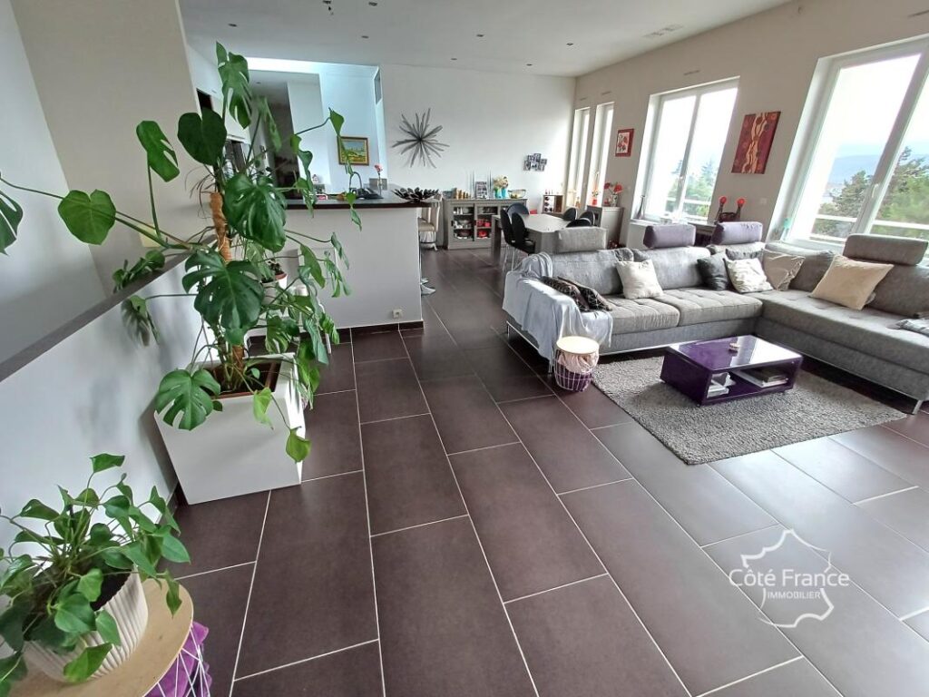 Loft de 129 m2 entièrement rénové, comprenant 4 pièces, dont – 4 pièces – 3 chambres – 129 m²