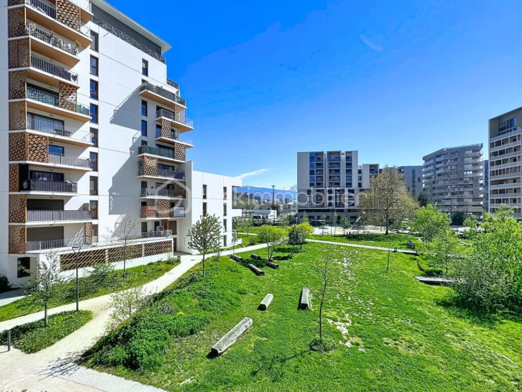 📍 T3 lumineux avec terrasse – 67,5 m² – Presqu’île de Grenoble (2015) 10 rue Capitaine Lanvin Lespiau – 3 pièces – 2 chambres – 67 m²