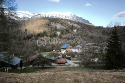 Terrain à bâtir libre de construction à moins de 45 minutes de Genève– Vue sur la pointe de Marcelly – Secteur calme à Mieussy – NR pièces – NR chambres – 589 m²