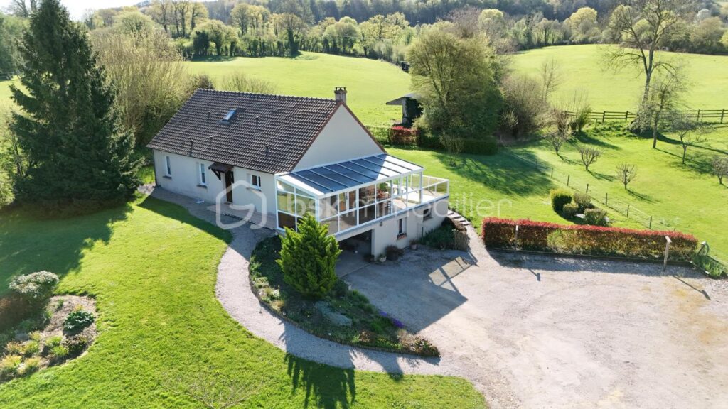 Maison de 152m2 avec sous sol , étang et terrain d’environ 9000m2 – 6 pièces – 4 chambres – 152 m²