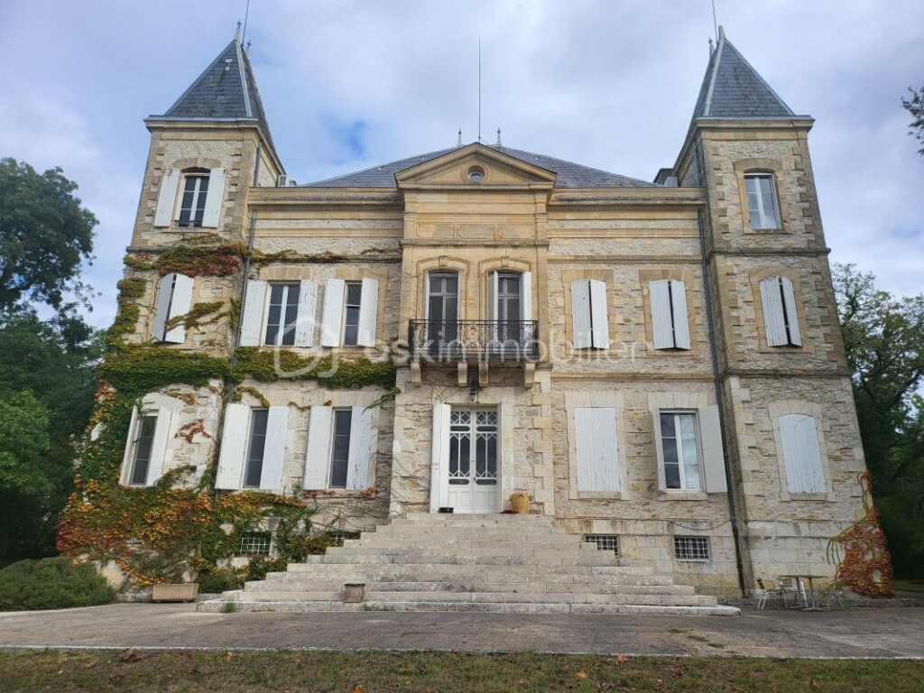 CHATEAU 32 PIECES+DEPENDANCES – PROPRIETE 9 HECTARES – NR pièces – 4 chambres – 919 m²