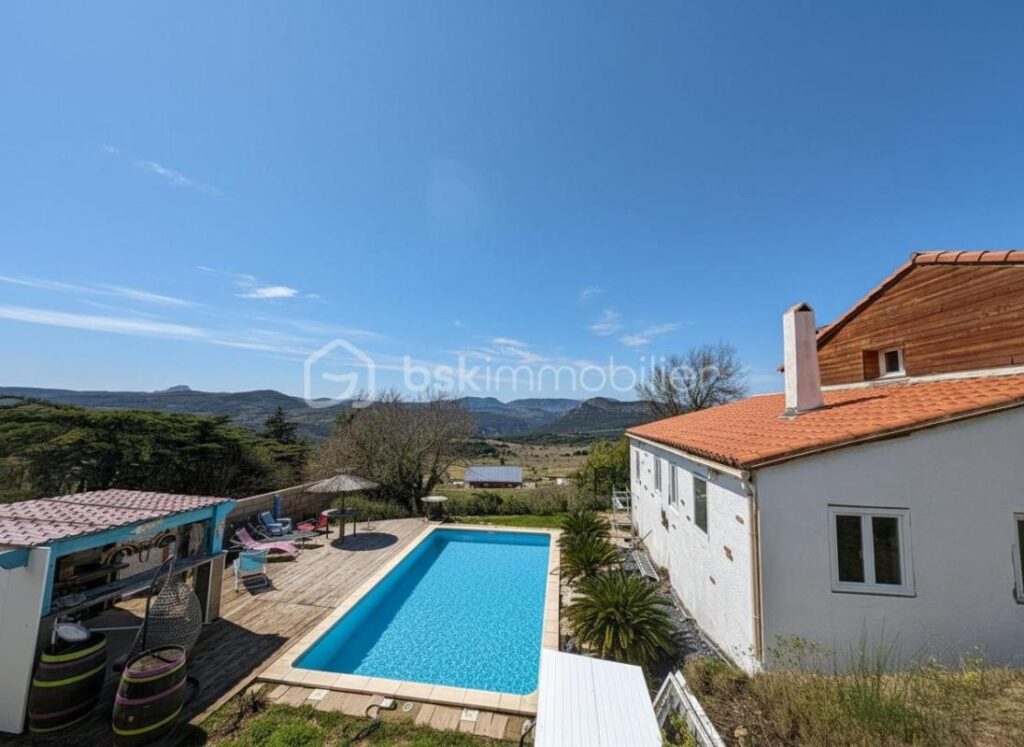 VILLA 155M² AVEC PISCINE – APPARTEMENT INDEPENDANT 35M² – 7 pièces – 5 chambres – 190 m²