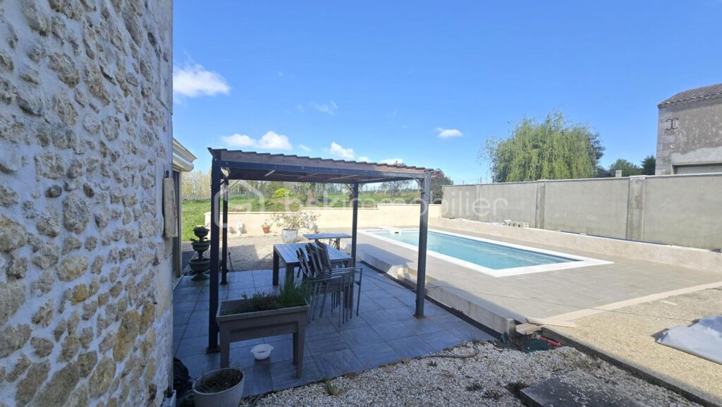 Maison en pierre avec 100m2 de dépendances – 7 pièces – 3 chambres – 172 m²